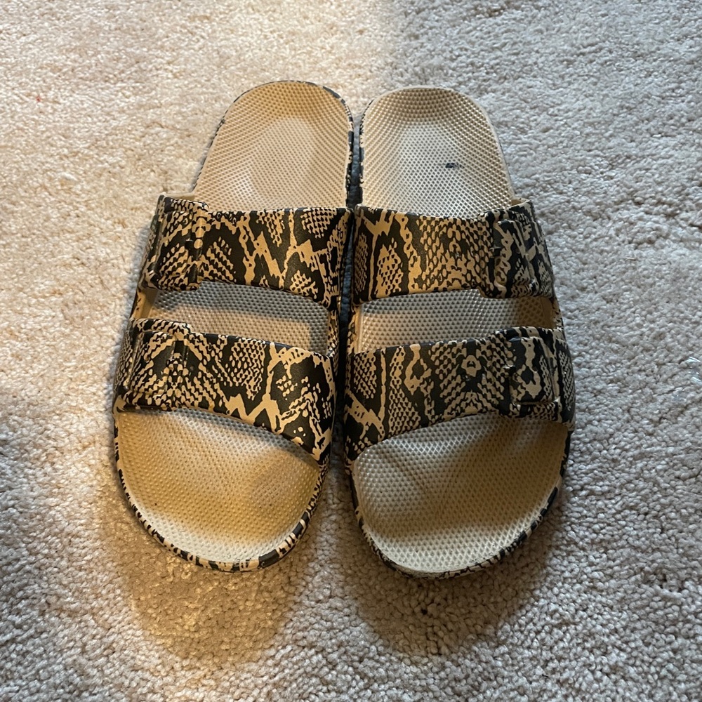 Freedom Moses rubber “Birkenstock” style double strap sandal in snake size 42/43
